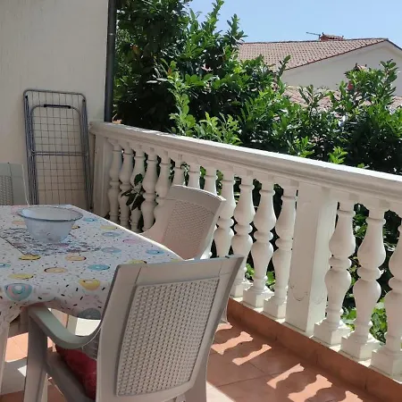 Tessa 77 Apartment