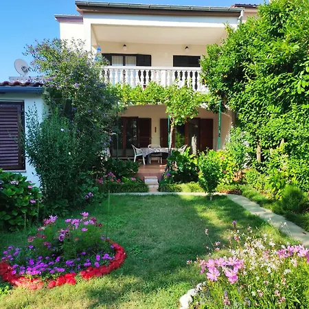 Tessa 77 Apartment