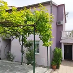 Apartament Tessa 77 *